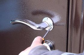 Замена дверной ручки металлической двери в Салавате