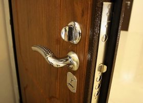 Замена входной двери в квартире в Салавате
